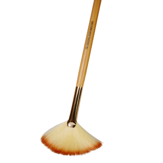 Fan Makeup Brush – Perfect for Highlighting & Finishing Touches (NO.10)